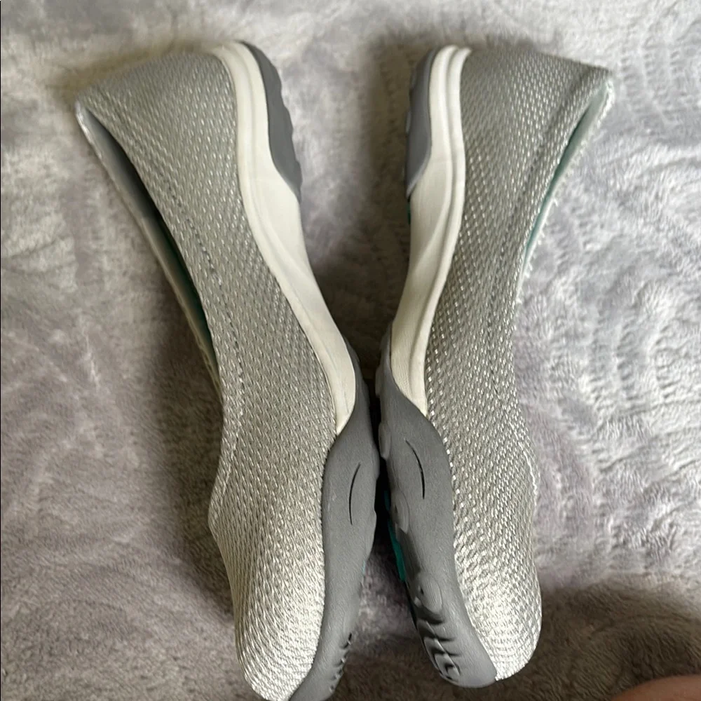 NWOT Eddie Bauer Gray Women's Slip On Walking Shoes.  SZ: 7.5 - Picture 5 of 7